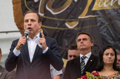 🚨Cotados para 2018, Doria e Bolsonaro dividem palanque em evento militar