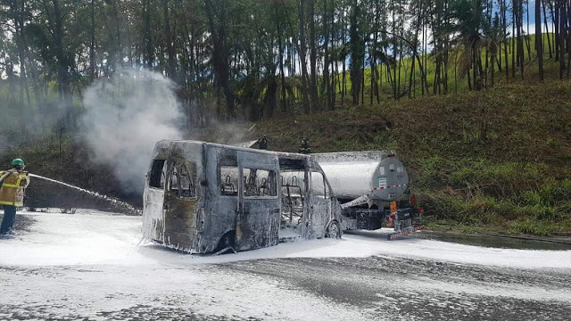 🚨Caminhão de combustível pega fogo após bater em van