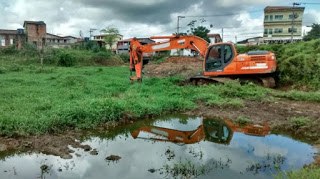 🚨INFRAESTRUTURA:Limpeza de canais beneficiam sede e orla do Município