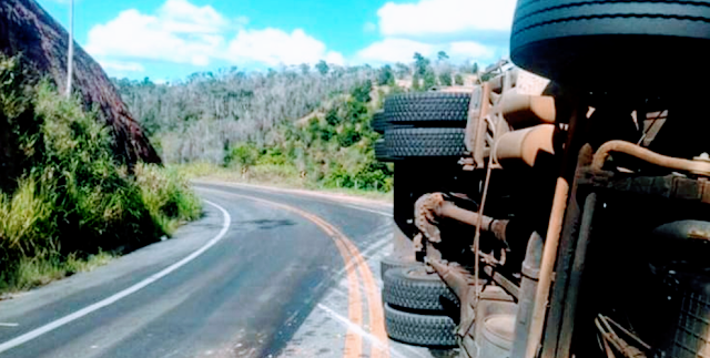 🚨Carreta tomba e bloqueia pista em curva acentuada na BR-101