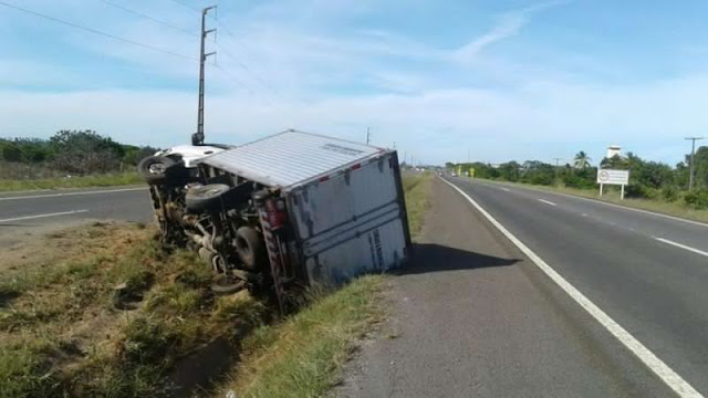 🚨Acidente com caminhão na estrada do Coco em Camaçari