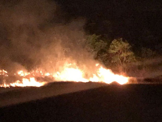 🚨Área perto de condomínio em Guarajuba é atingida por incêndio