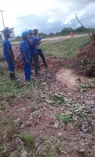 🚨 EMBASA MANDA EQUIPE PARA SANAR UM VAZAMENTO DE GRANDE PROPORÇÃO  NA AV.LESTE PRÓXIMO AO (IFBA) EM CAMAÇARI