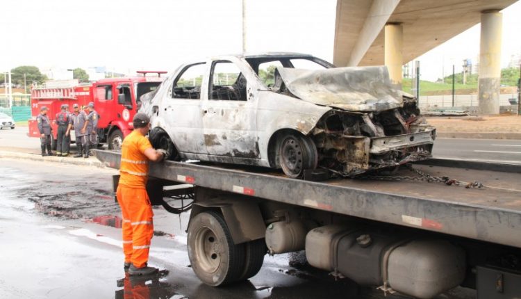 🚨Mulher tem carro incendiado após bater em ônibus na Paralela