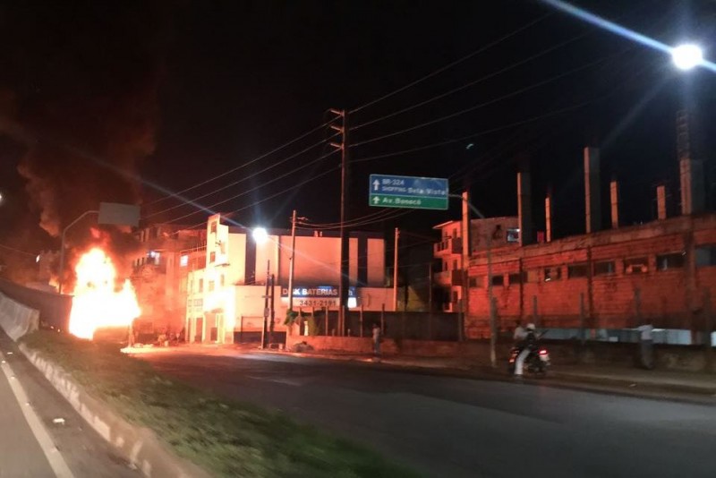 🚨Bandido morre em operação da PM em Pernambués e manifestantes incendeiam ônibus