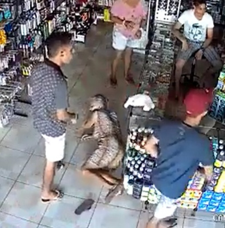 🚨Vídeo: bandidos agridem e jogam idosa no chão em assalto a farmácia