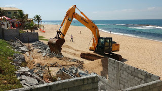 🚨SEDUR:Prefeitura derruba obra irregular em Arembepe