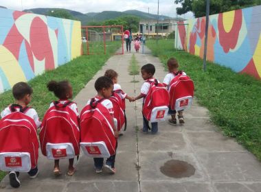 🚨Jequié: Prefeitura entrega kits escolares e tamanho das mochilas vira piada na Internet