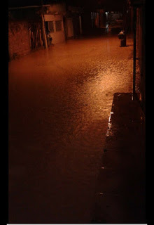 🚨 CHUVA: RUA FICA ALAGADA E CASAS SÃO INVADIDAS PELA ÁGUA NO BAIRRO DO PARQUE VERDE I EM CAMAÇARI.