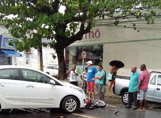 🚨CAMAÇARI: acidente na Rua Francisco Drummond deixa motoqueiro bastante ferido.