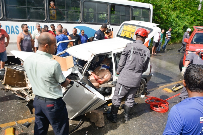 Colisão entre ônibus e carro deixa homem preso às ferragens