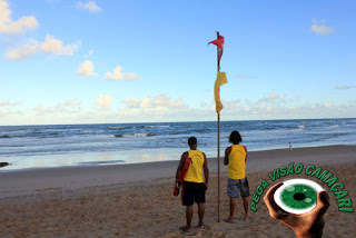 As águas estão perigosas e banho de mar deve ser evitado