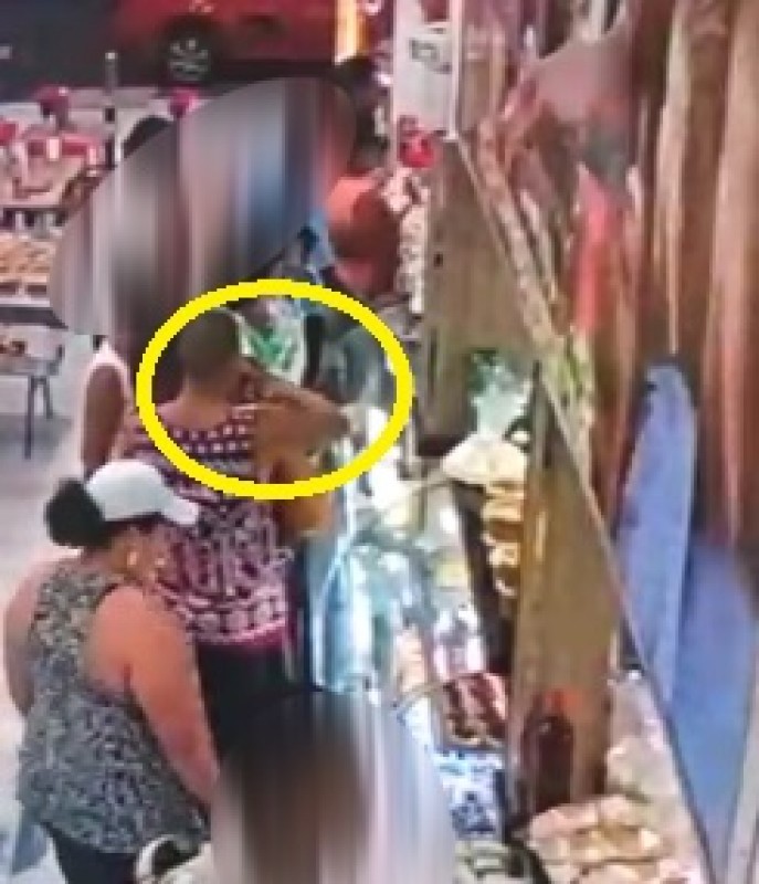 Vídeo: homem furta carteira de cliente de delicatessen no Vale das Muriçocas
