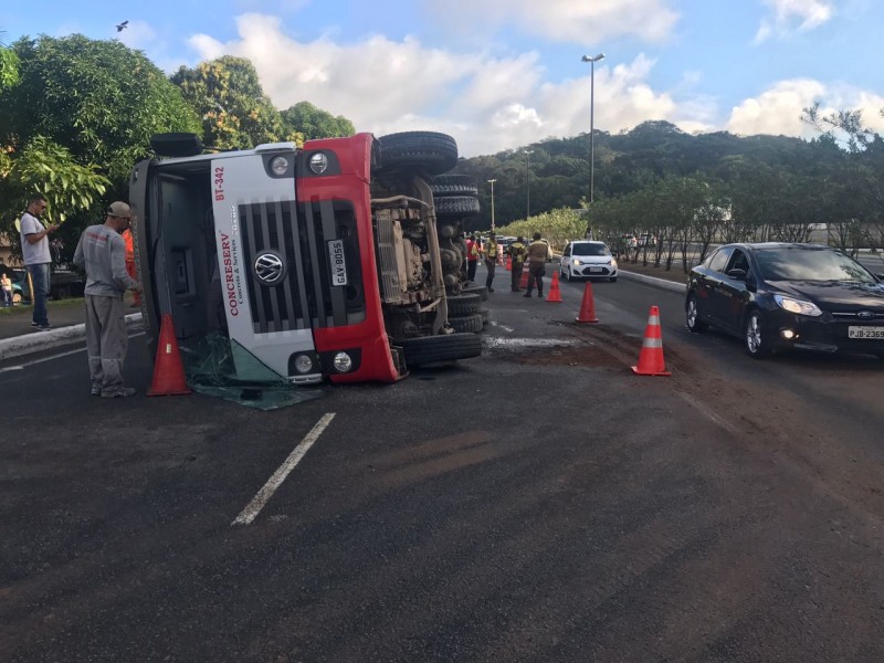 Caminhão betoneira tomba e derruba concreto na Luís Eduardo Magalhães