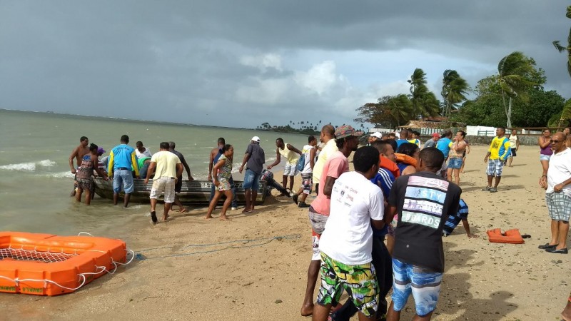 Três morrem e 21 são resgatados após acidente com lancha em Mar Grande