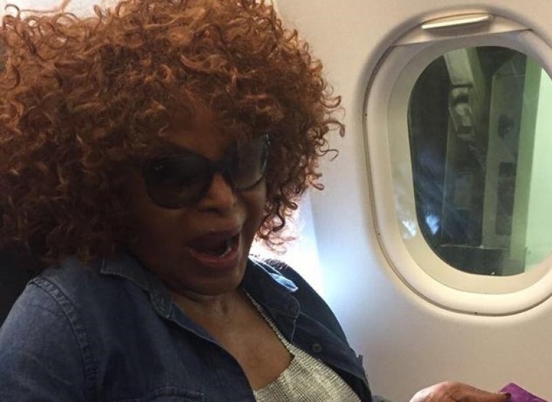 Avião com Elza Soares faz pouso de emergência e cantora desabafa: um caos