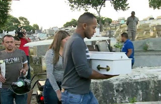 Bebê atingido por bala perdida no útero da mãe é enterrado no Rio