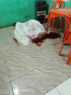 🚨 HOMEM É ASSASSINADO DENTRO DE UM BAR  NO BAIRRO DO BURISATUBA   NA NOITE DESTE SÁBADO (02) EM CAMAÇARI.