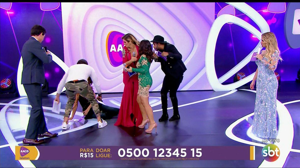 SUSTO: Grávida, Patricia Abravanel cai ao vivo no palco do Teleton. Confira o vídeo!