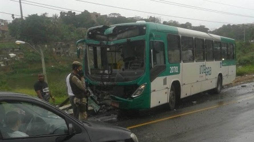 Motorista perde controle e ônibus derruba três postes em Cajazeiras V