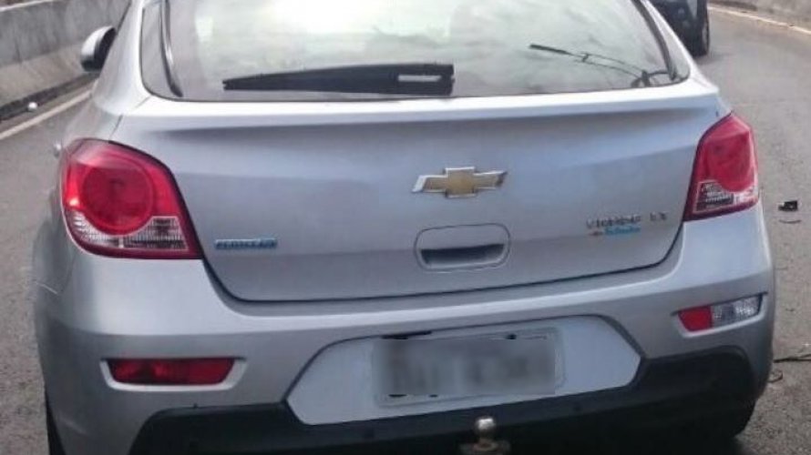 Perseguição policial termina com dois suspeitos de roubo de carro presos na Av. Paralela