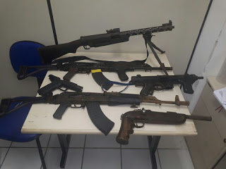 OPERAÇÃO CONJUNTA DA POLICIA FEDERAL, FORÇA TAREFA DA SSP, DRACO, CPE e BPCHQ/PATAMO PRENDE 05 PESSOAS E APREENDE 03 FUZIS, METRALHADORA, PISTOLA E CARRO BLINDADO EM AREMBEPE