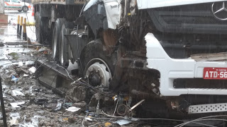 🚨 CARRETEIRO COM SINAIS DE EMBRIAGUEZ BATE CARRETA EM POSTE NA MADRUGADA DESTA QUARTA-FEIRA (18) EM CAMAÇARI.