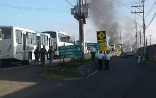 🚨 MORADORES DE VILAS DE ABRANTES FECHAM A BA-099 EM PROTESTO HÁ RETIRADA DE LINHAS DE ÔNIBUS.