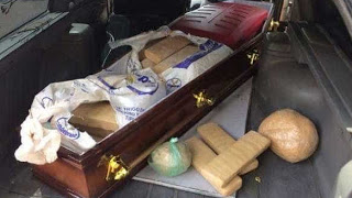Carro de funerária é pego com quase 100 kg de maconha dentro de caixão Carro de funerária é pego com quase 100 kg de maconha dentro de caixão
