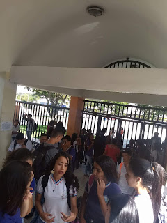 🚨 ESTUDANTES DA ESCOLA ESTADUAL LUÍZ EDUARDO MAGALHÃES FORAM IMPEDIDOS DE ENTRAR NA ESCOLA POR CONTA DO FARDAMENTO  EM CAMAÇARI.