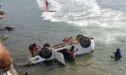 Carro sai de avenida e cai na Baía do Pontal, em Ilhéus