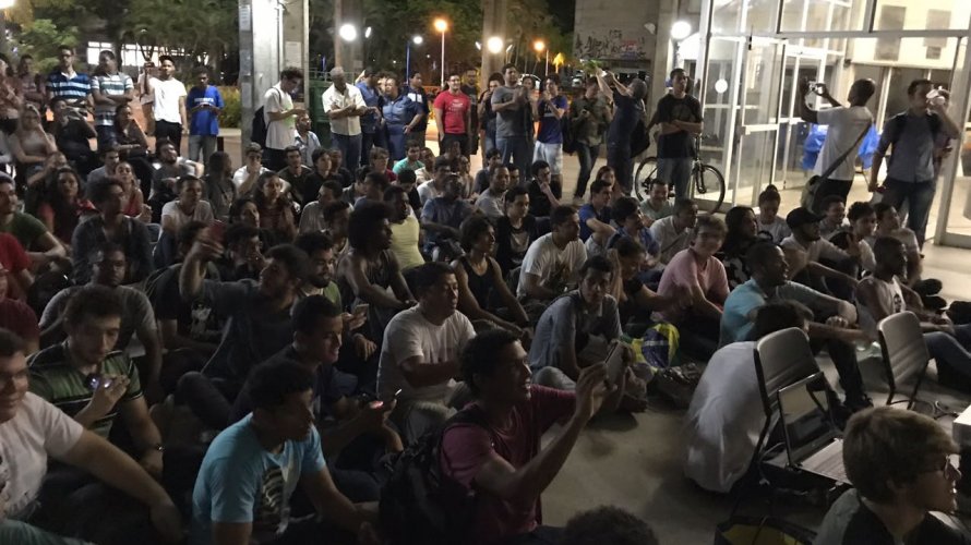 Exibição de filme termina em socos e pontapés entre estudantes e militantes na UFBA