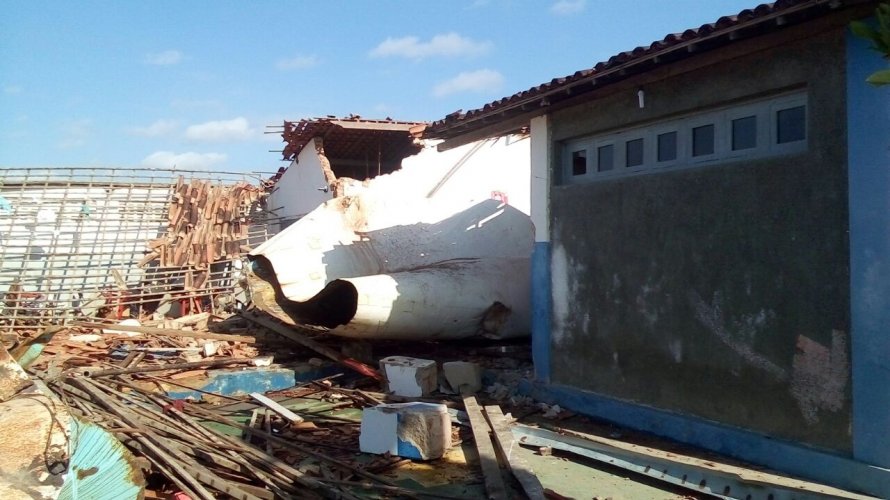 Caixa d’água desaba em cima de escola e mata duas crianças