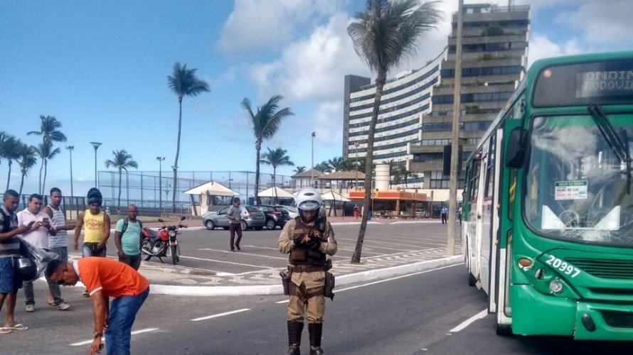 Homem morre após ser atropelado por ônibus no bairro de Ondina