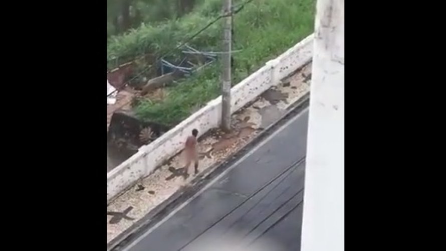 Vídeo mostra homem andando completamente nu na Ladeira da Barra