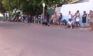 🚨  MORADORES DO BAIRRO DO VERDE HORIZONTE SE ARRISCAM NA MADRUGADA PARA TENTAR PEGAR UMA SENHA  NA UNIDADE DE SAÚDE DA LOCALIZADE.