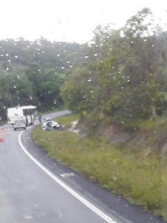 COLISÃO ENTRE UM ÔNIBUS E UM CARRO DE PASSEIO DEIXA UMA PESSOA GRAVEMENTE  FERIDA NA CASCALHEIRA EM CAMAÇARI