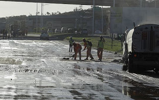 Vazamento de adutora congestiona Avenidas Paralela e Dorival Caymmi