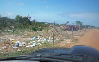 LIXO EM GRANDE ESCALA DESCARTADO IRREGULARMENTE EM CAMAÇARI É DENUNCIADO POR LEITOR DO CAMAÇARI FATOS E FOTOS