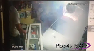 CAMAÇARI: Carro desgovernado bate em veiculo e invade loja no bairro da lama preta “vejam o vídeo”