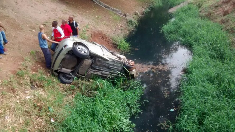Motorista perde controle e capota carro na AV. ACM; veículo foi parar dentro do córrego