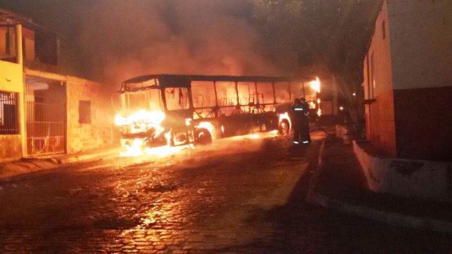 Ônibus é incendiado em Feira de Santana dentro da empresa São João