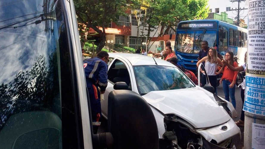 Motorista perde controle de veículo e bate em poste no Canela