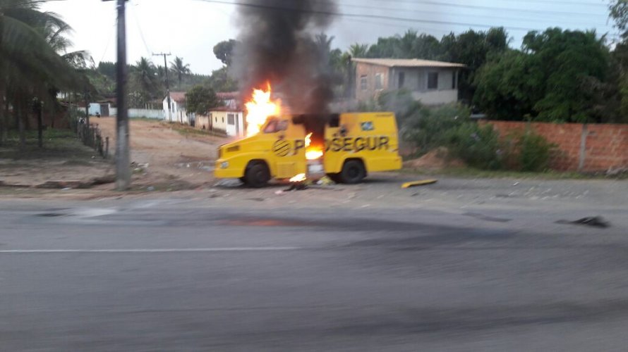 Carro forte é estourado e bandidos trocam tiros com a polícia, próximo ao município de Catu