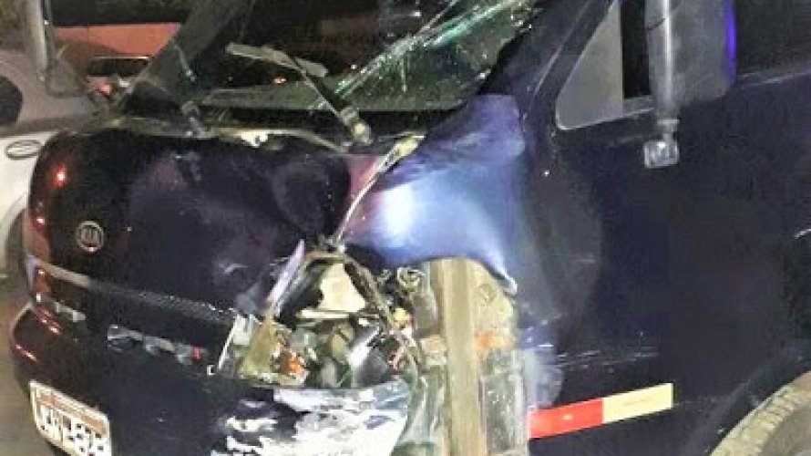 Dois jovens morrem após colisão entre van e motocicleta na BA-242