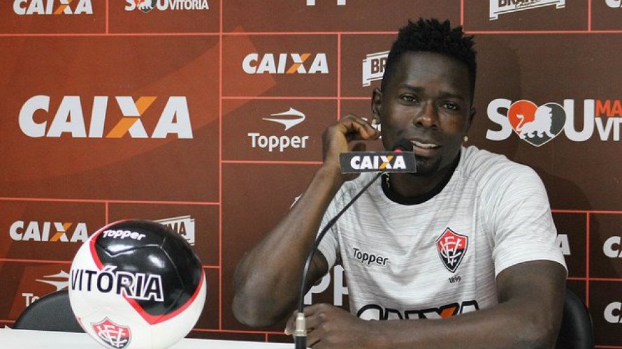 Para renovar contrato, Vitória quer reduzir salário de Kanu