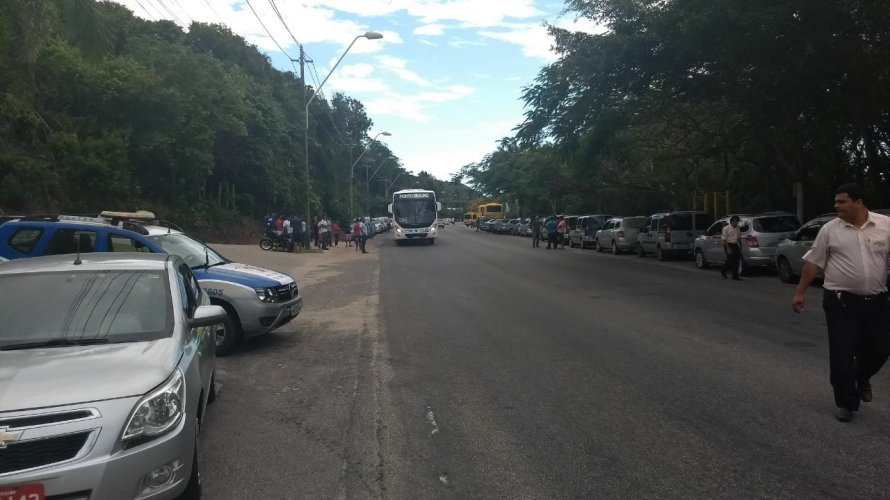 Assista: taxista agride turista verbalmente durante briga com Uber em Porto Seguro