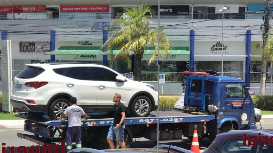 Volante do Vitória tem carro guinchado na Avenida Paralela