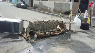 🚨 MORADORES FECHAM RUA NO BAIRRO DO PHOC II DEVIDO HÁ UM VAZAMENTO DE ESGOTO.