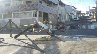 🚨 MORADORES DO BAIRRO DO PHOC II, VOLTAM A FECHAR  RUAS POR CONTA DE VAZAMENTO DE ESGOTO.